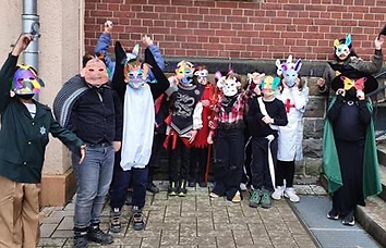 Klasse mit Tiermasken für Karneval