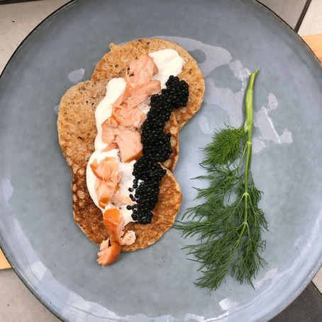 blini with caviar and smoked salmon