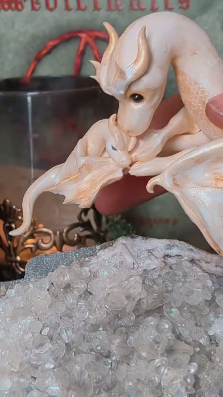 Thumbnail: " Layä" L' Elfe dresseuse de dragons et " Willow" son dragonneau 