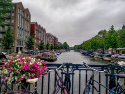bicicletas en un puente de Ámsterdam