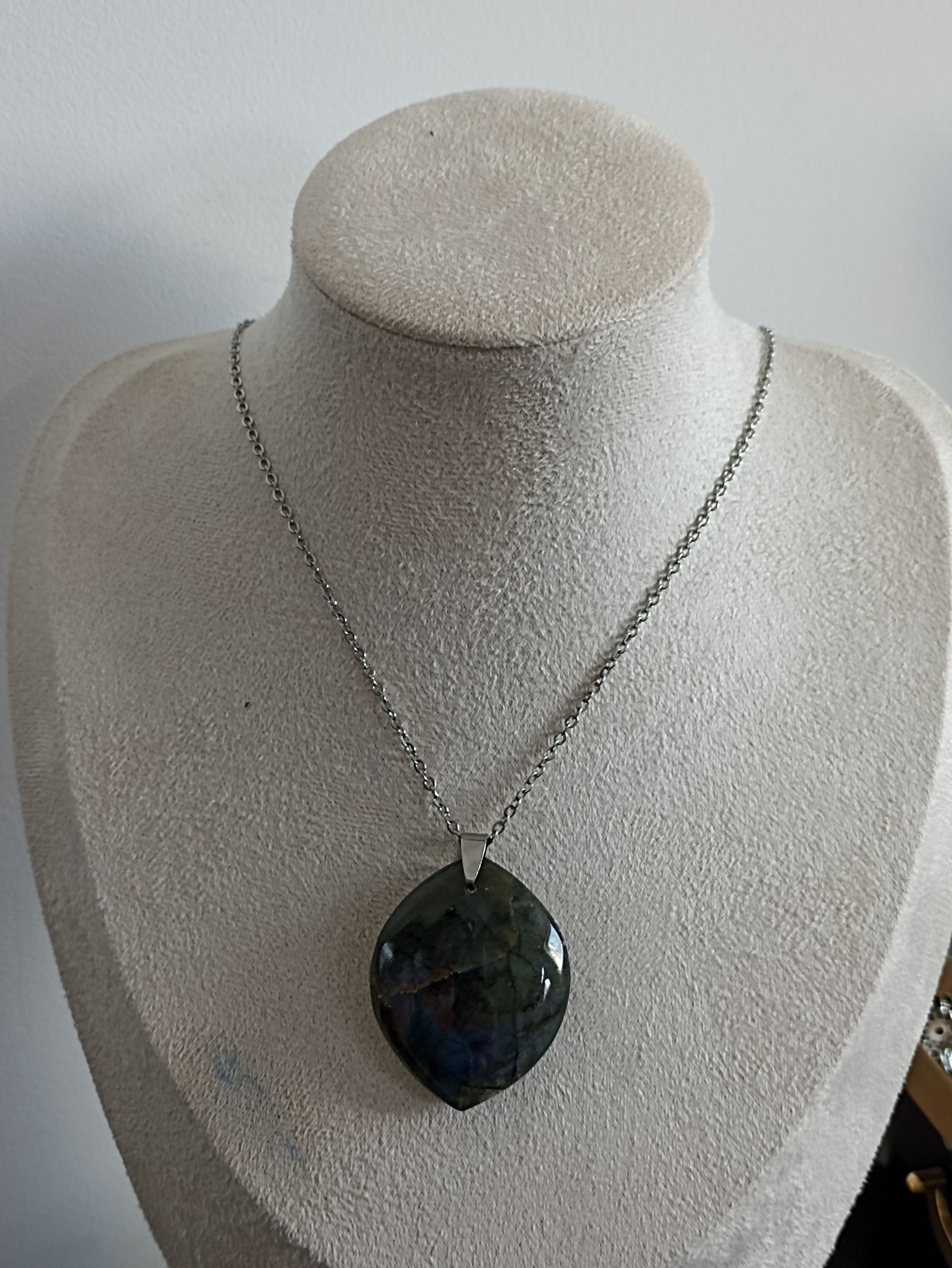 Collier pendentif pierre plate labradorite bleue