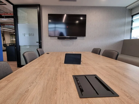 Que ayudas tecnológicas debe tener una sala de reuniones?