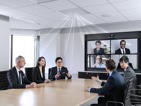 Que es mas importante en una videoconferencia la cámara o los micrófonos?