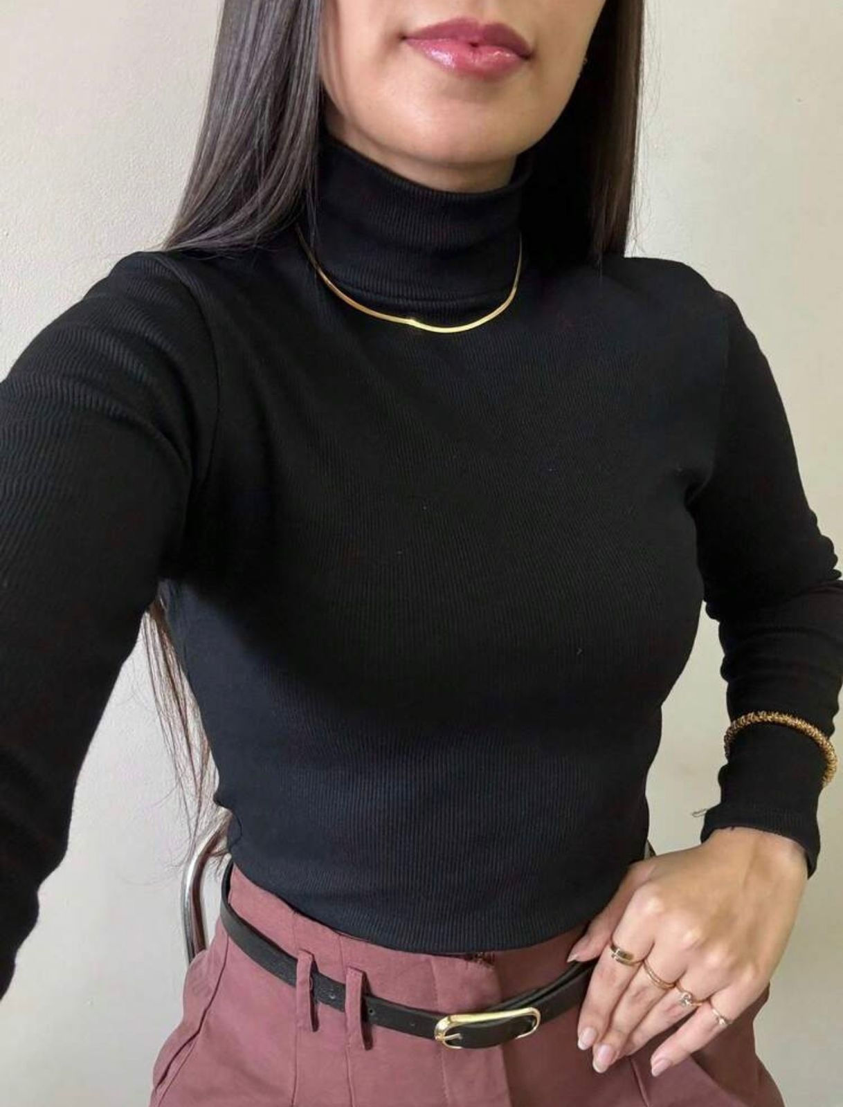 BLUSA DE MANGA COMPRIDA COM GOLA PRETA