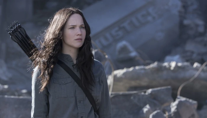 Em Jogos Vorazes a joven Katniss Everdeen se oferece como voluntária na competição apenas para salvar sua irmã caçula. Foto: divulgação.