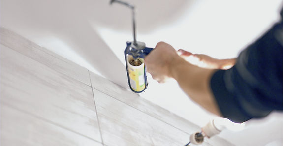 Fachgerechte Erneuerung von Silikonfugen im Sanitärbereich durch sorgfältiges Auftragen und Glätten.