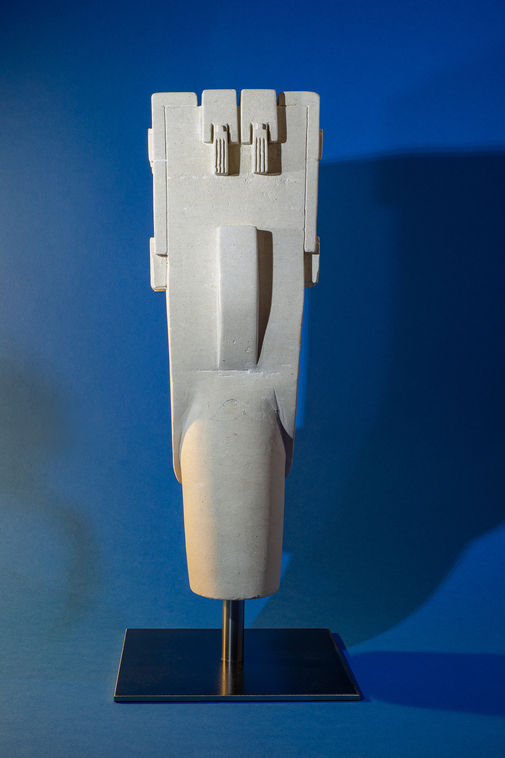 Tête de roi et Tête de reine sont deux sculptures en pierre de Richemont sur socle de métal
