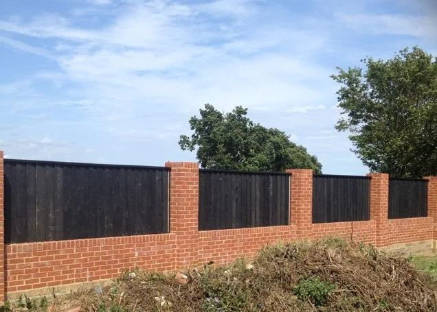 Gardenfield Fencing black fencing installation