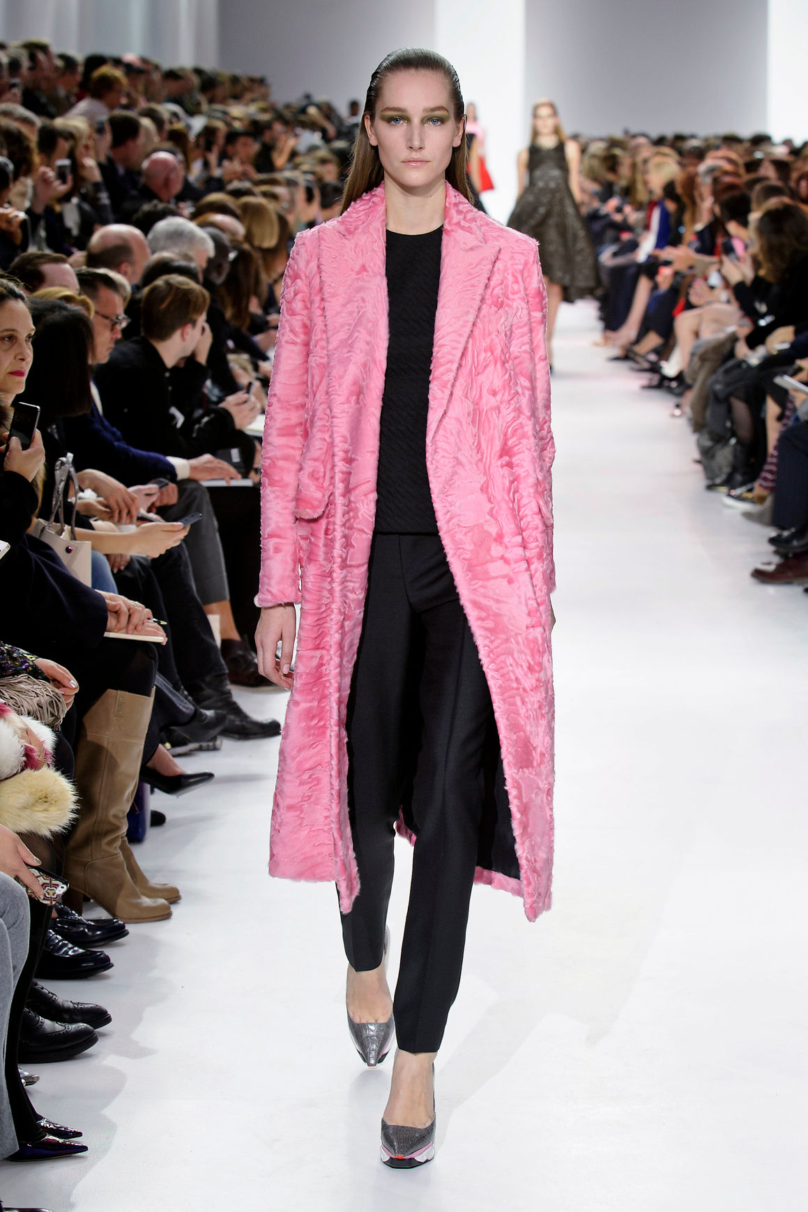 Пальто из меха каракуля