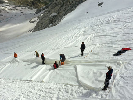 Itália embrulha geleira para proteger neve dos Alpes do aquecimento global
