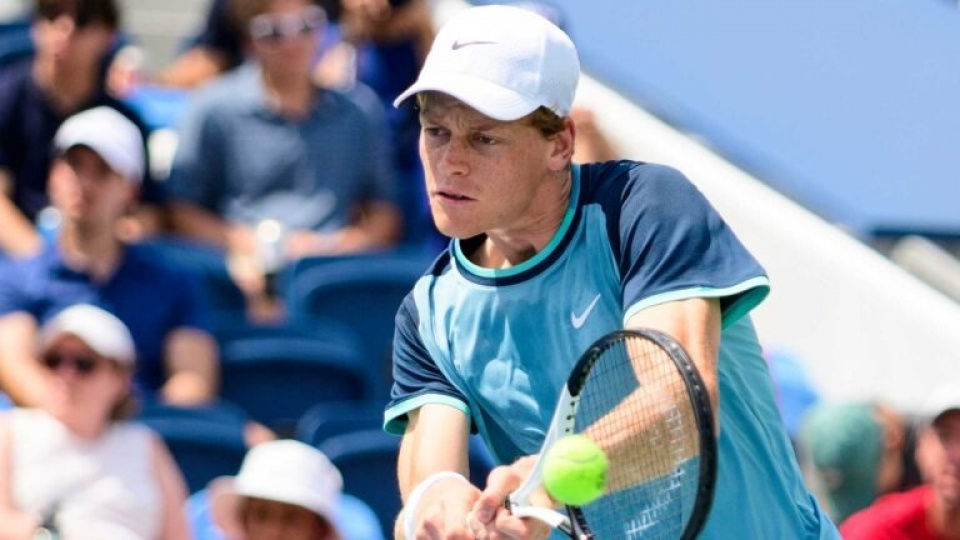 Sinner executa um backhand em torneio da ATP