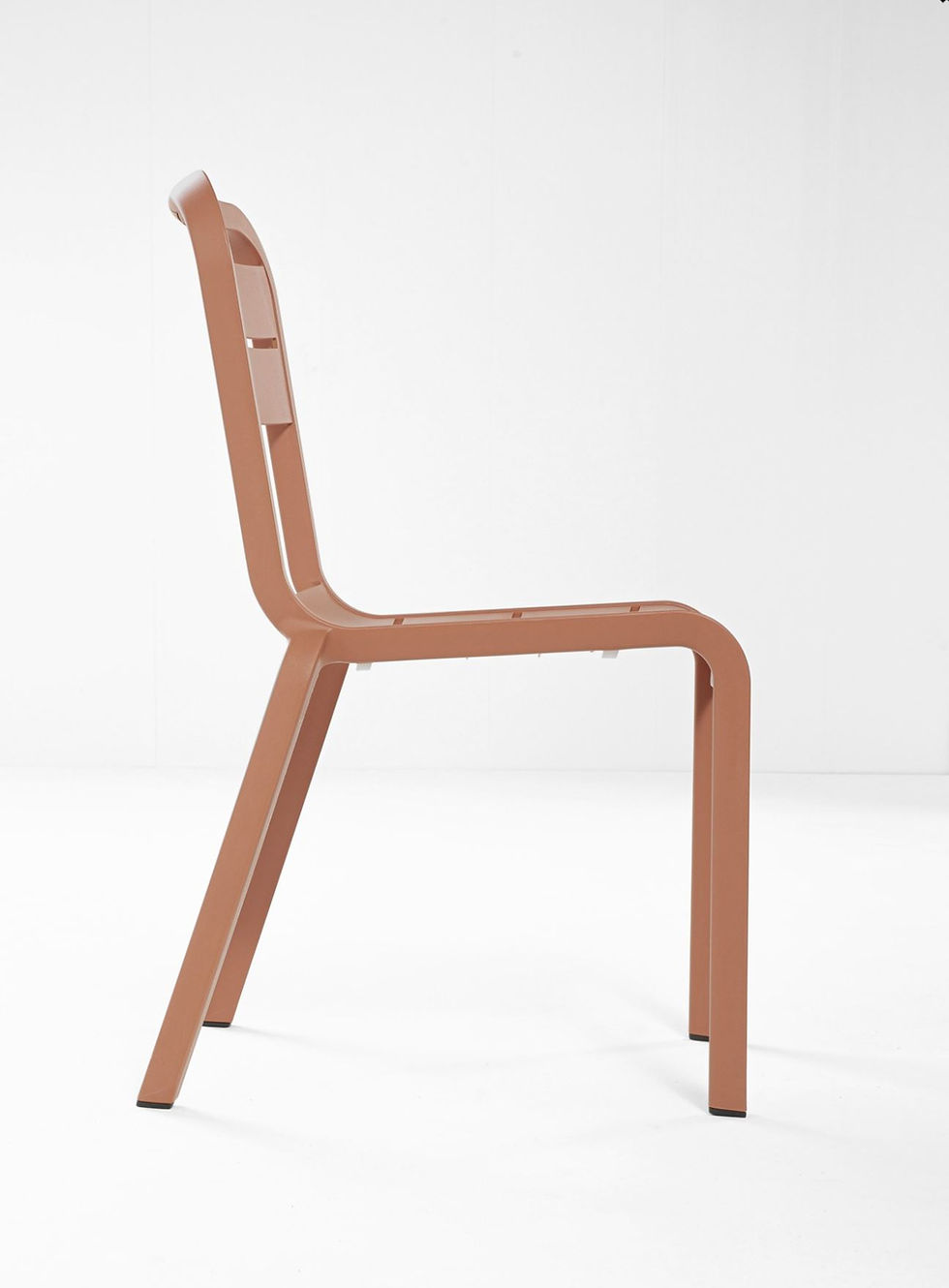 Miniature : Chaise Cannes aluminium pour restaurant – chaise extérieure empilable couleur bronze pour terrasse CHR