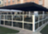 Claustra Taormina structure aluminium et vitrage transparent, protection coupe-vent pour grandes terrasses de restaurant