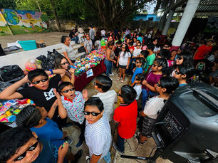 🎊🎉 Celebra Naomi Santos a las niñas y los niños de Mapachapa .