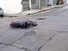 EDICIÓN 2424, COBARDE TAXISTA HUYÓ TRAS EMBESTIR A “MOTOPEDORRA”.