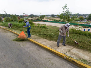 Refuerzan labores de limpieza y mantenimiento urbano en la calle Atenas