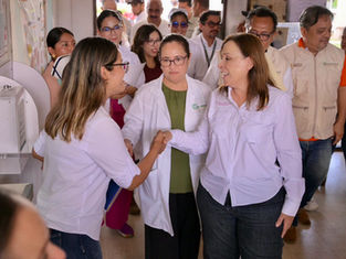 Rocío Nahle verifica abasto y atención médica en hospital de Minatitlán