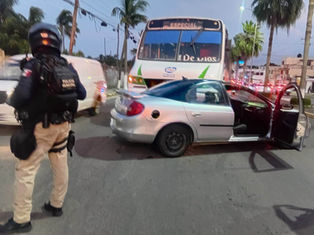 EDICIÓN 2418 UN AUTOBÚS URBANO EMBISTIÓ A AUTOMÓVIL