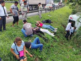 EDICIÓN 2420 UNA DOCENA DE PASAJEROS RESULTARON  HERIDOS AL SALIRSE UN ADO DEL CAMINO 