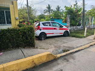 EDICIÓN 2440, TAXI VOLADOR SE INCRUSTÓ CONTRA UN POSTE DE LUZ.