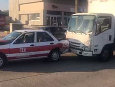 EDICIÓN 2429, TAXISTA Y PASAJERA RESULTARON LESIONADOS EN UN ACCIDENTE VIAL.