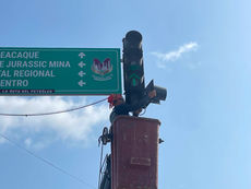 Fortalecen la seguridad vial con mantenimiento a semáforo