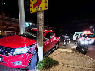 EDICIÓN 2433, UNA GUANDAJONA INCRUSTÓ SU CAMIONETA ENTRE DOS POSTES.