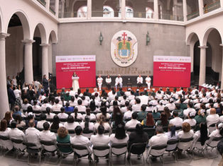 Entrega Rocío Nahle uniformes a personal hospitalario; anuncia compra de 60 ambulancias