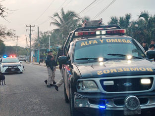 EDICIÓN 2431, UN MOTOCICLISTA SE ESTRELLÓ CONTRA POSTES DE ELECTRICIDAD.