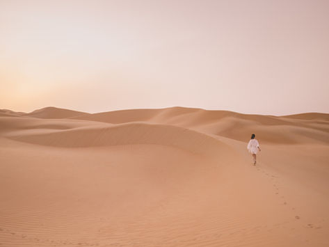 阿布扎比｜住進一千零一夜的沙漠城堡