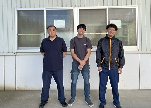 石油タンク洗浄の男性スタッフ3名が正面を見て笑顔の様子