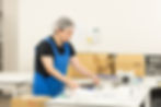パソコンを操作しているYさん