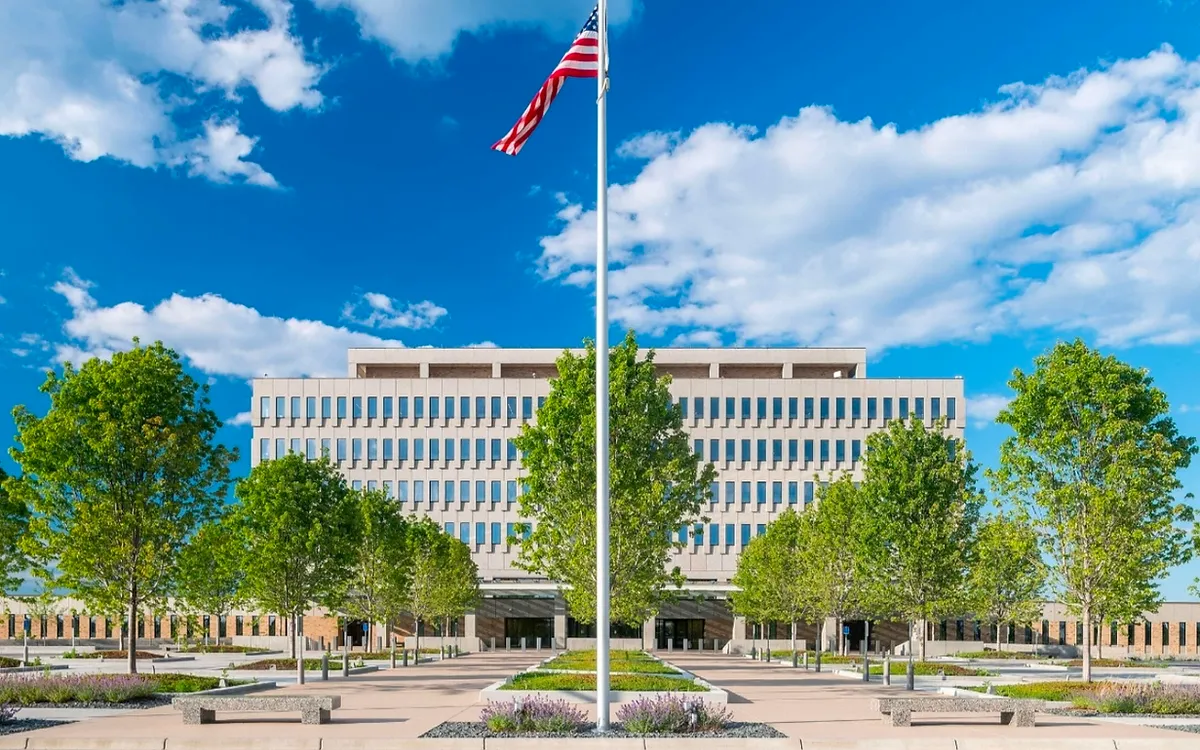 ICE agent who killed Renee Good suffered internal bleeding, officials say, as Minnesota shut out of probe