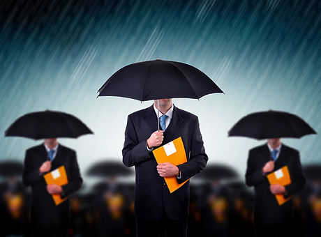 Geschäftsmann mit Regenschirmen