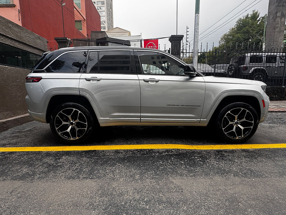 07_Grand Cherokee 2022 Summit Plata N3
