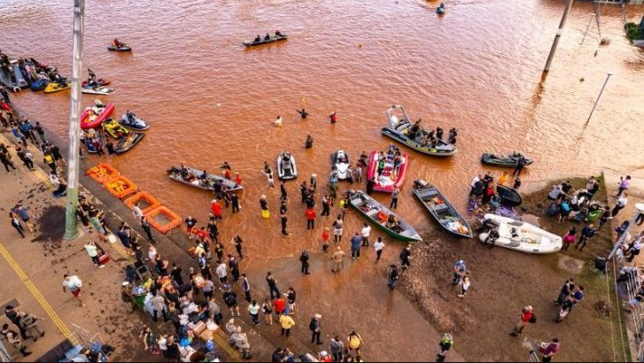 imagem aerea de um ponto de apoio dos voluntários em resgate aos desabrigados da enchente de maio de 2024