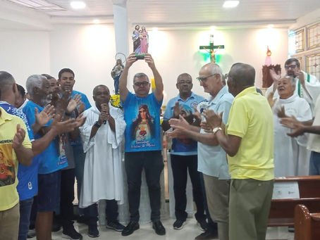 Pais abençoam seus filhos na abertura da Semana Nacional das Famílias