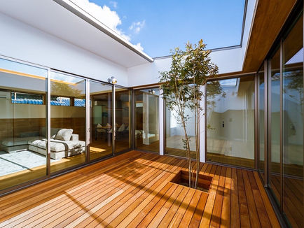 haus-flow 中庭デッキテラス