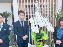 福岡市南区井尻の家族葬ホール「INORIA井尻ホール」地鎮祭後の完成外観と関係者集合写真