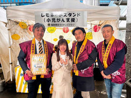 博多駅で開催された小児がん支援レモネードスタンドでSOSフクオカメンバーと撮影した写真