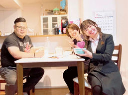 福岡ゆうゆう不動産が長年のお客様堤内ご夫婦とおうちごはんを楽しむ様子