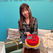 誕生日ケーキを持つゆうゆう不動産代表 秋丸祐子