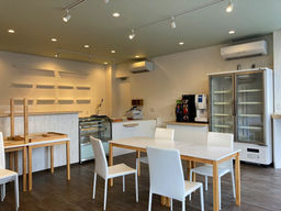 周船寺駅の目の前✨1階店舗!フルーツパーラーの居抜き物件の募集を始めました(*^_^*)重飲食も可能です!!角地、全面ガラス張りなので、お弁当屋さん🍱や飲食店、サロンなどにいかがでしょうか?