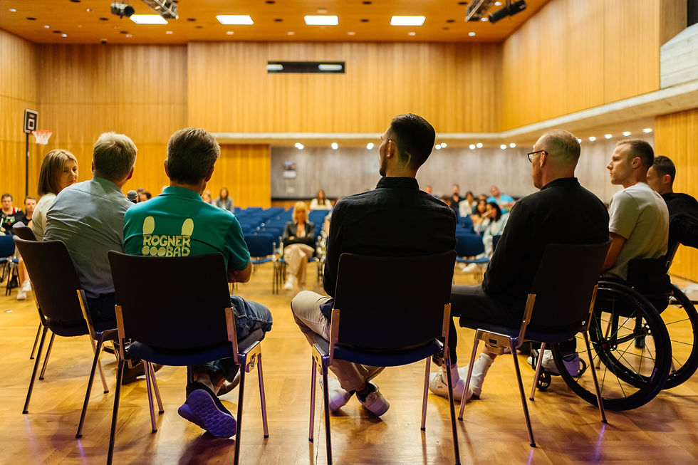 Speaker auf der Bühne bei "Wir bewegen Inklusion"