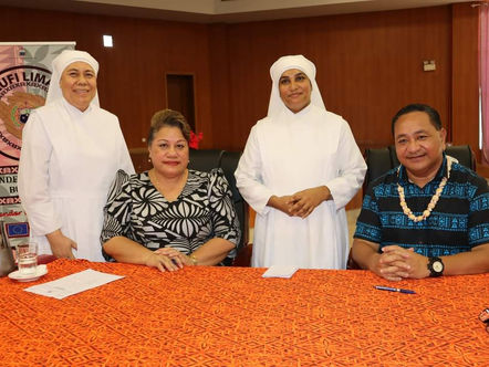 Saini feagaiga a le Matāgaluega o Tinā ma le nofoaga o matua tausi.