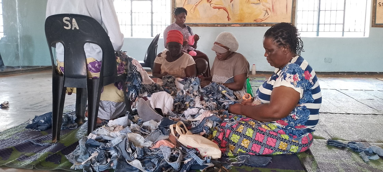 Dzaleka Arts Lab (DAL) members and makers working on the 'Pockets of Love' project. Photo by DAL.
