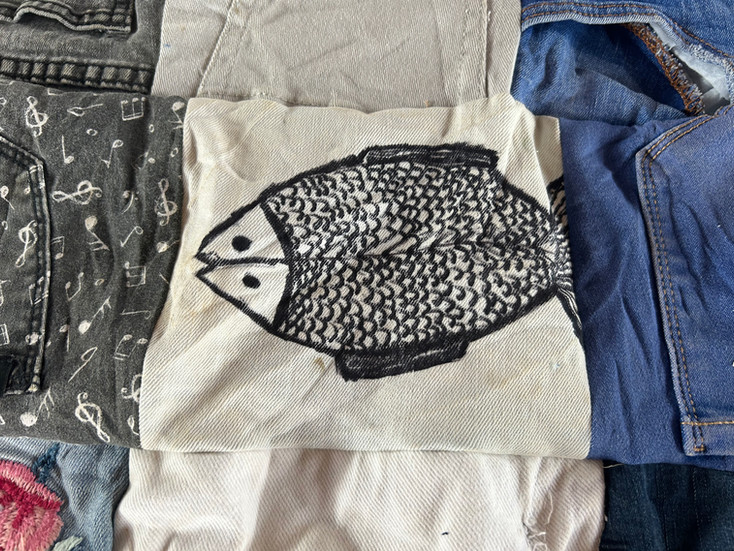 Dzaleka Arts Lab (DAL) members and makers working on the 'Pockets of Love' project. Photo by DAL.