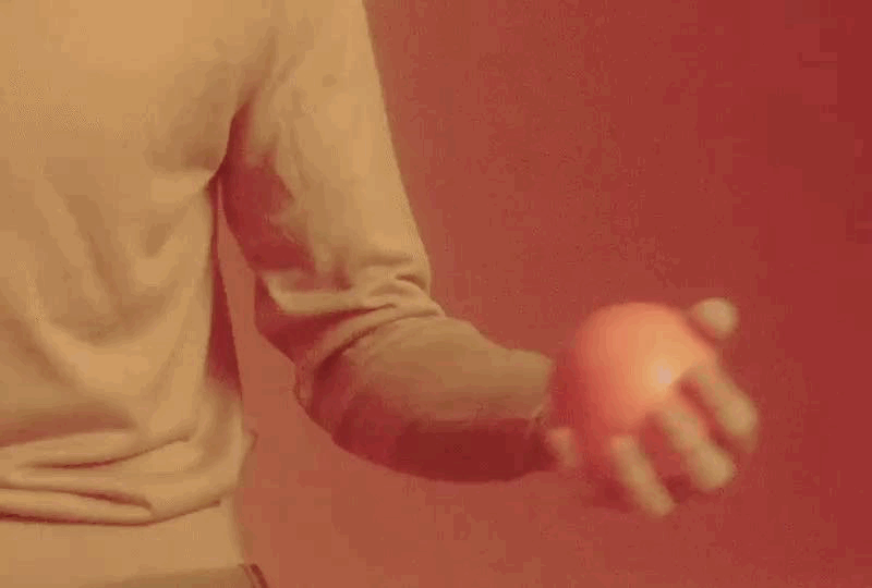 homem segurando uma bola jogando ela de um lado para o outro