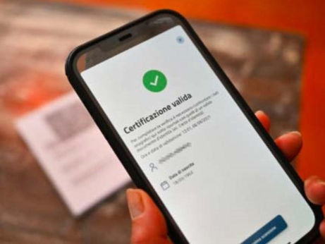 COVID 19 – Il Governo introduce obbligo vaccinale per over 50, green pass base per servizi e negozi