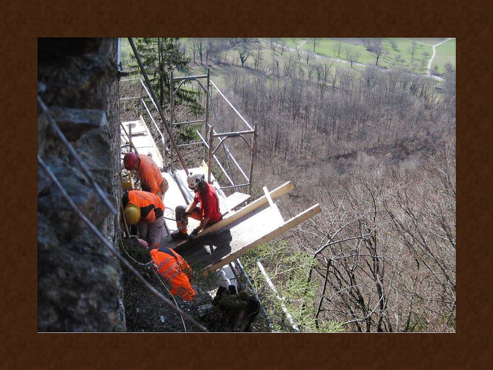 Göldis Männer bei Sicherungsarbeiten Westseite